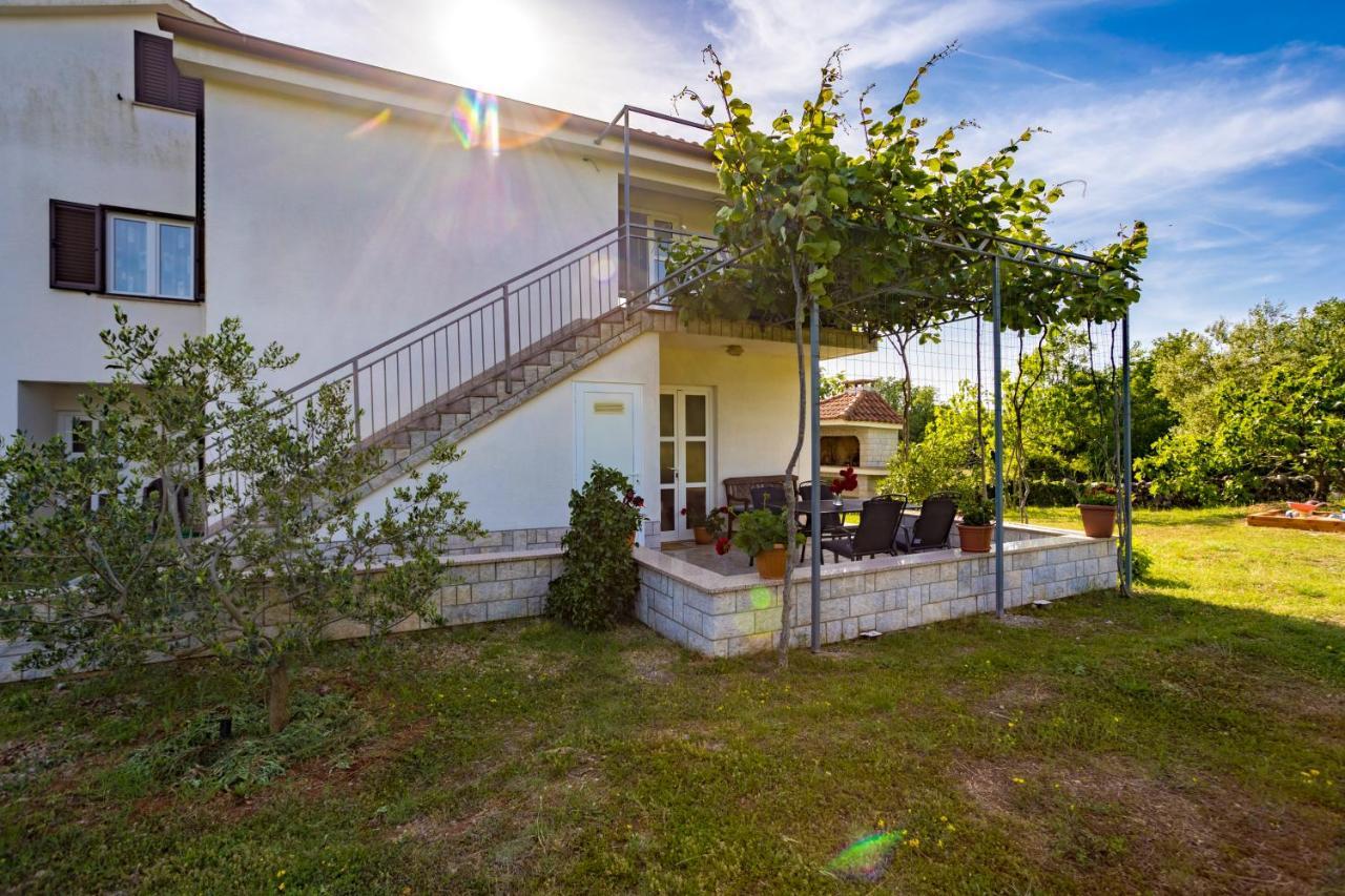Apartments Sara Milohnici Екстер'єр фото
