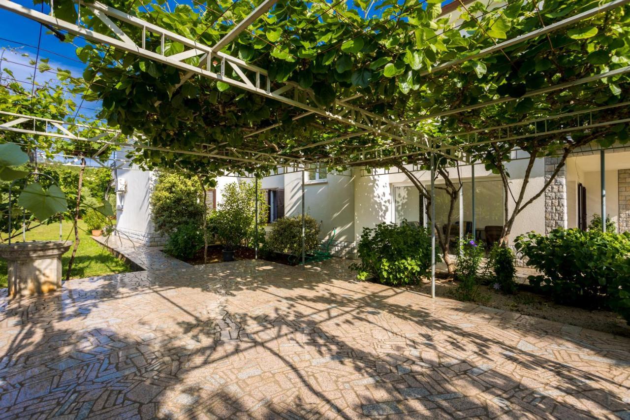 Apartments Sara Milohnici Екстер'єр фото