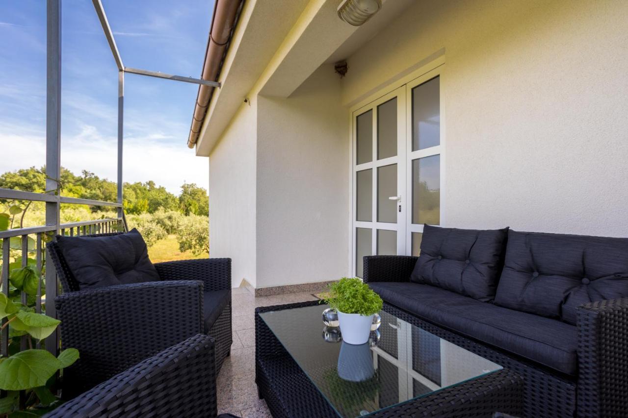 Apartments Sara Milohnici Екстер'єр фото