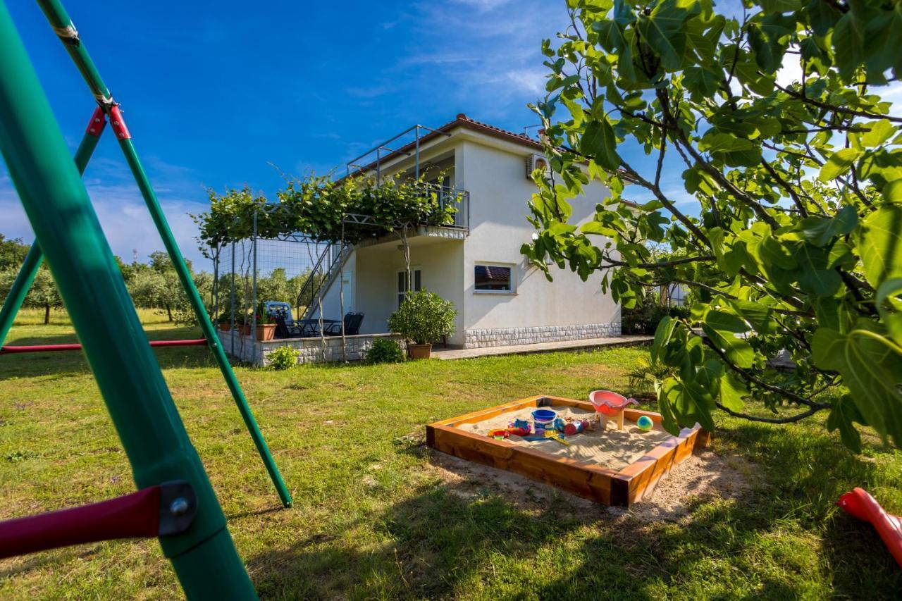Apartments Sara Milohnici Екстер'єр фото