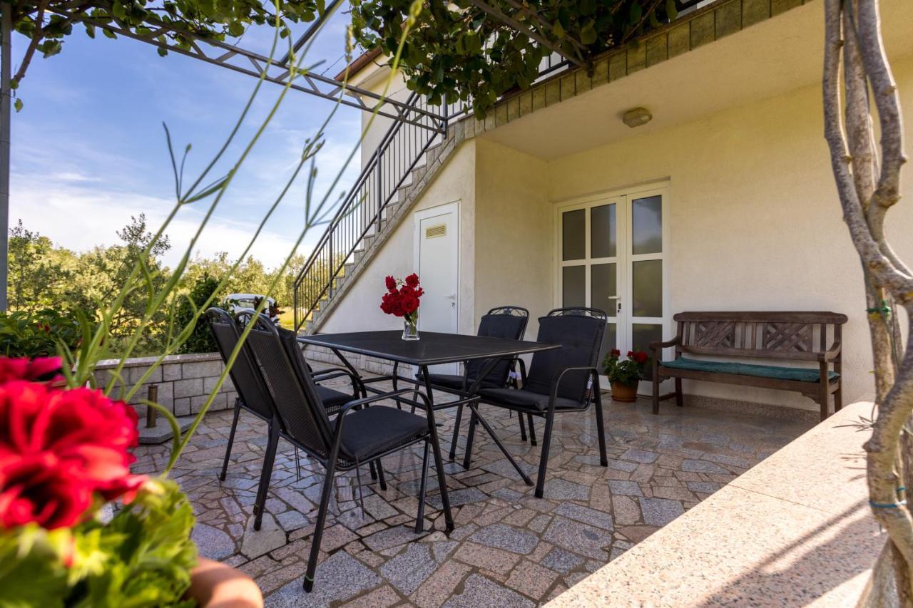 Apartments Sara Milohnici Екстер'єр фото