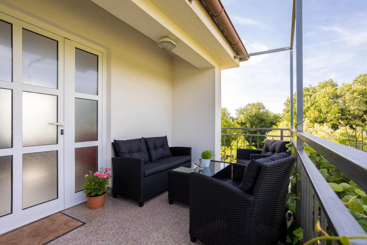 Apartments Sara Milohnici Екстер'єр фото