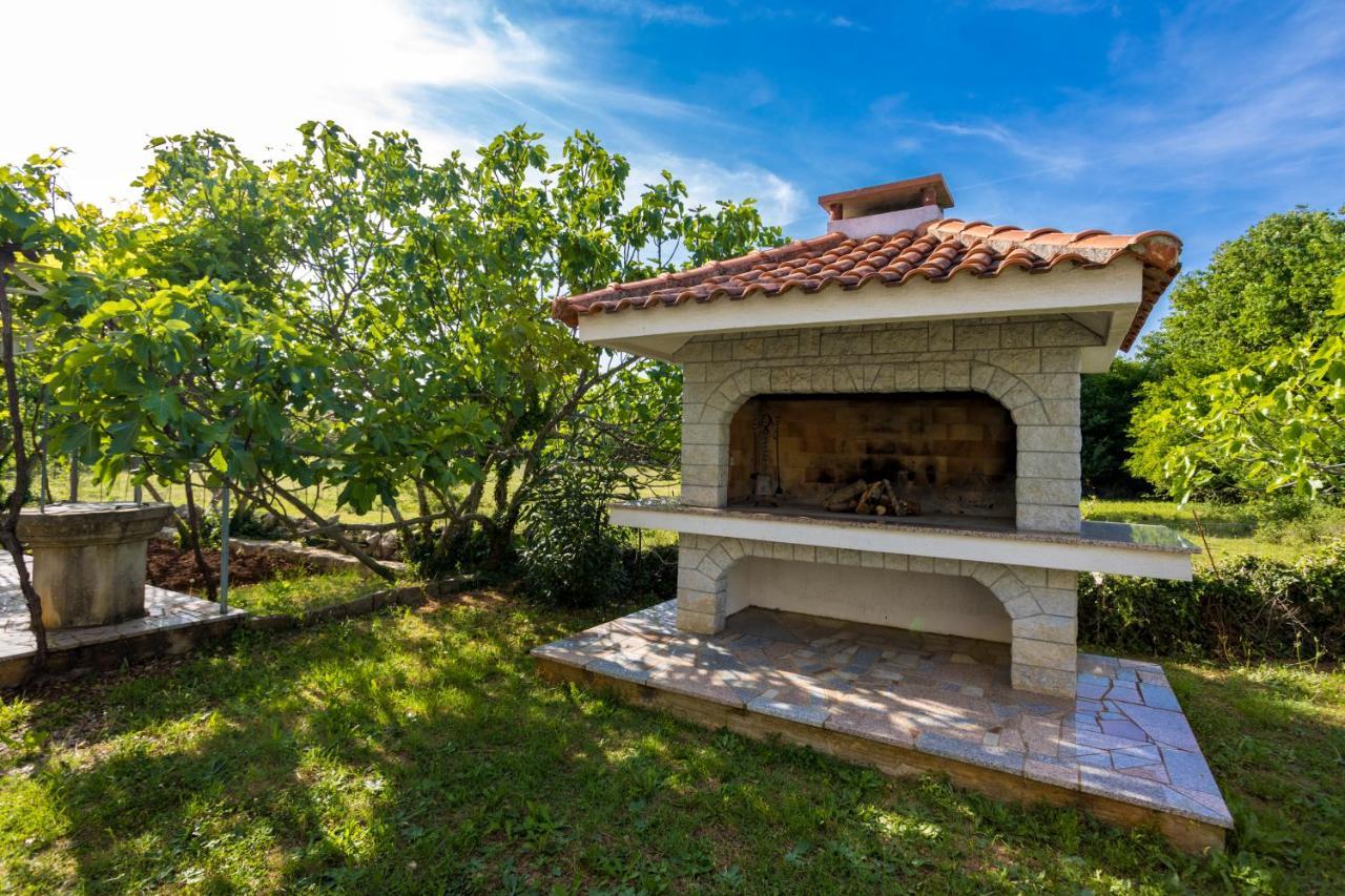 Apartments Sara Milohnici Екстер'єр фото