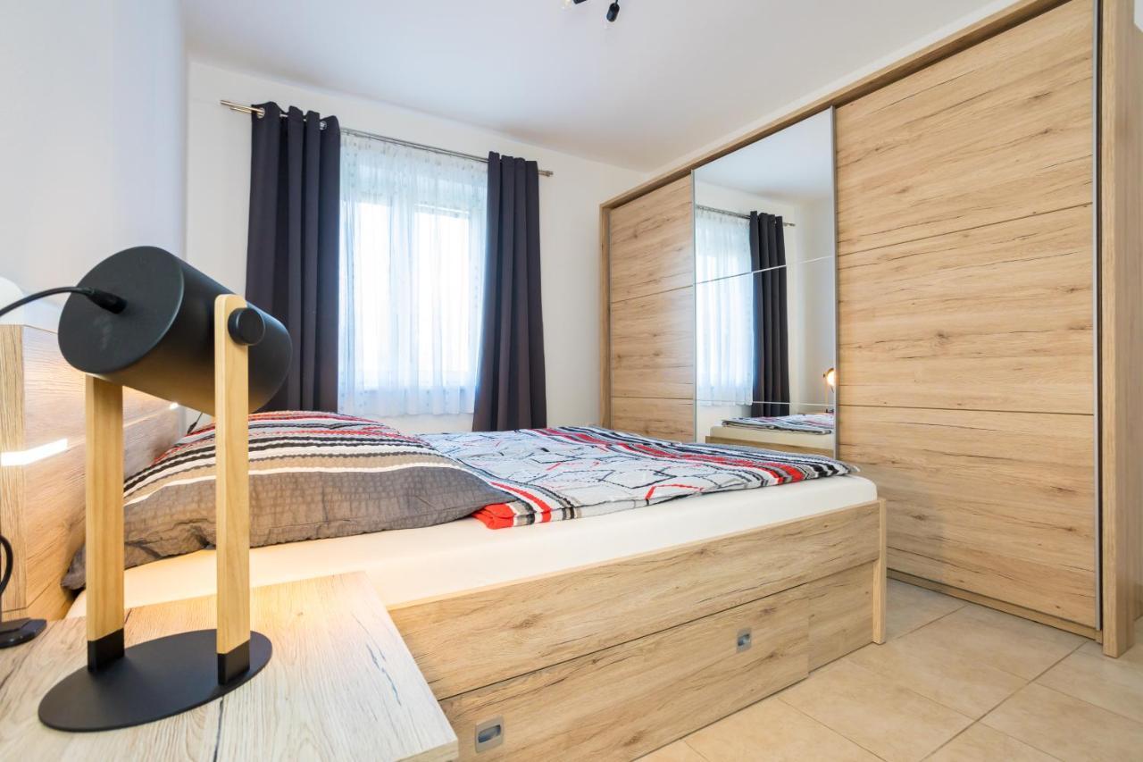 Apartments Sara Milohnici Екстер'єр фото